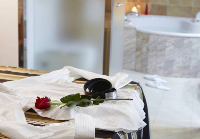 Las mejores habitaciones en Hotel Spa Porto Cristo. Relájate con nuestra oferta en Girona